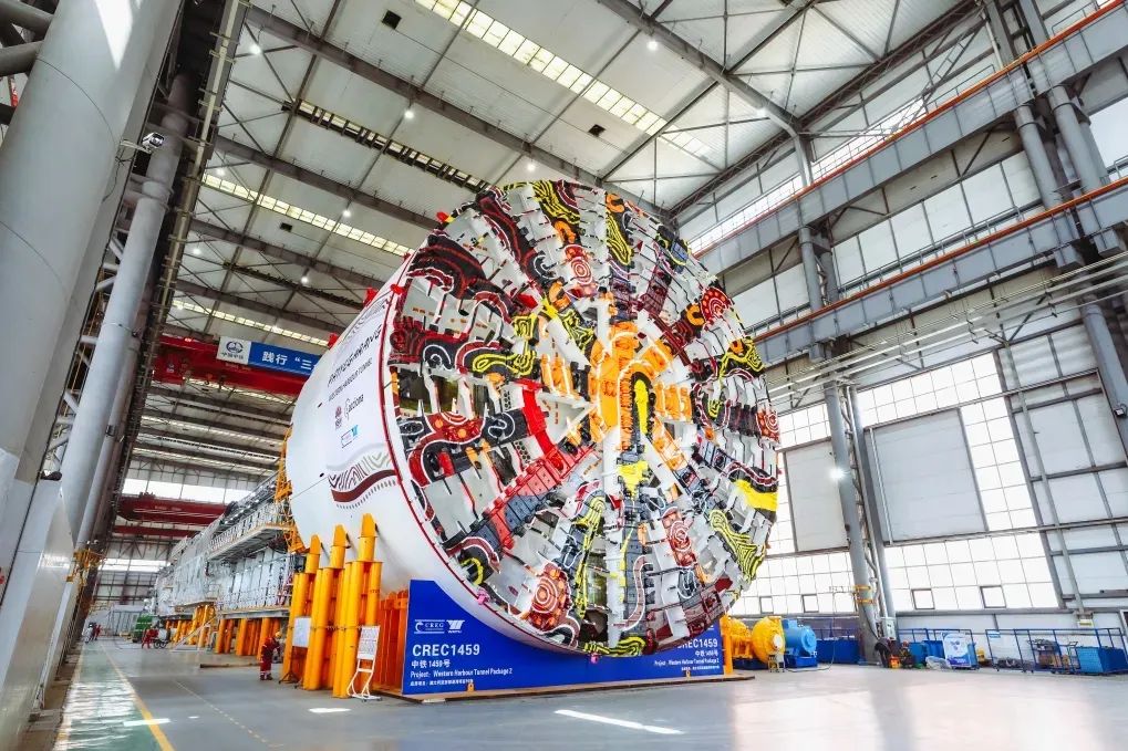 中国出口海外最大直径盾构机下线