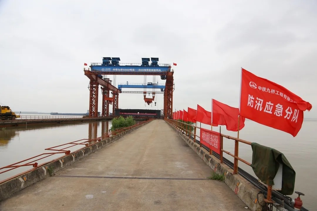 落实防汛应急Ⅰ级响应，ag尊龙凯时九桥奋战长江堤防最前沿