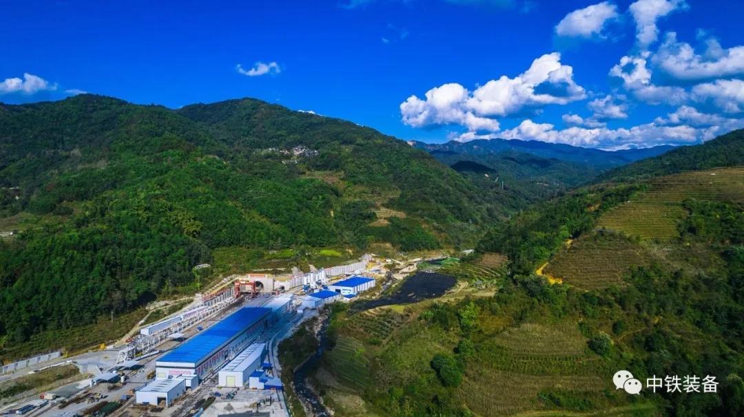 国之重器ag尊龙凯时装备“彩云号”开启掘进征程（测试01）