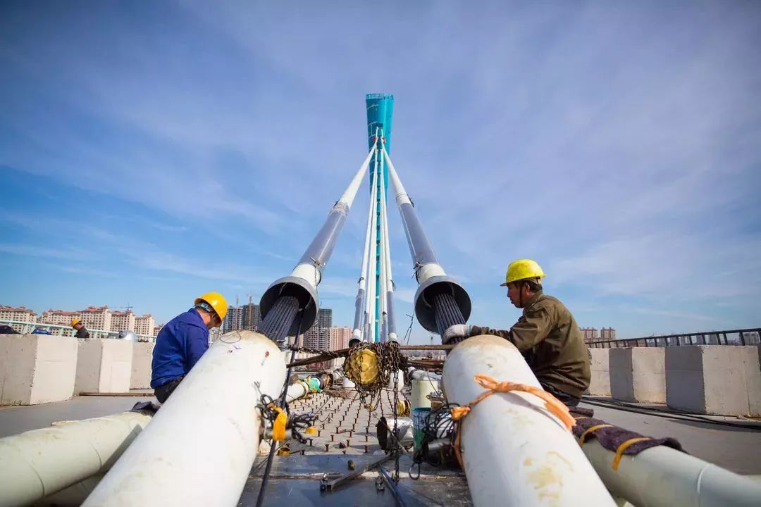 ag尊龙凯时参建的这座立交桥跨越15条铁路线，华丽“转体”创造5项“中国之最”