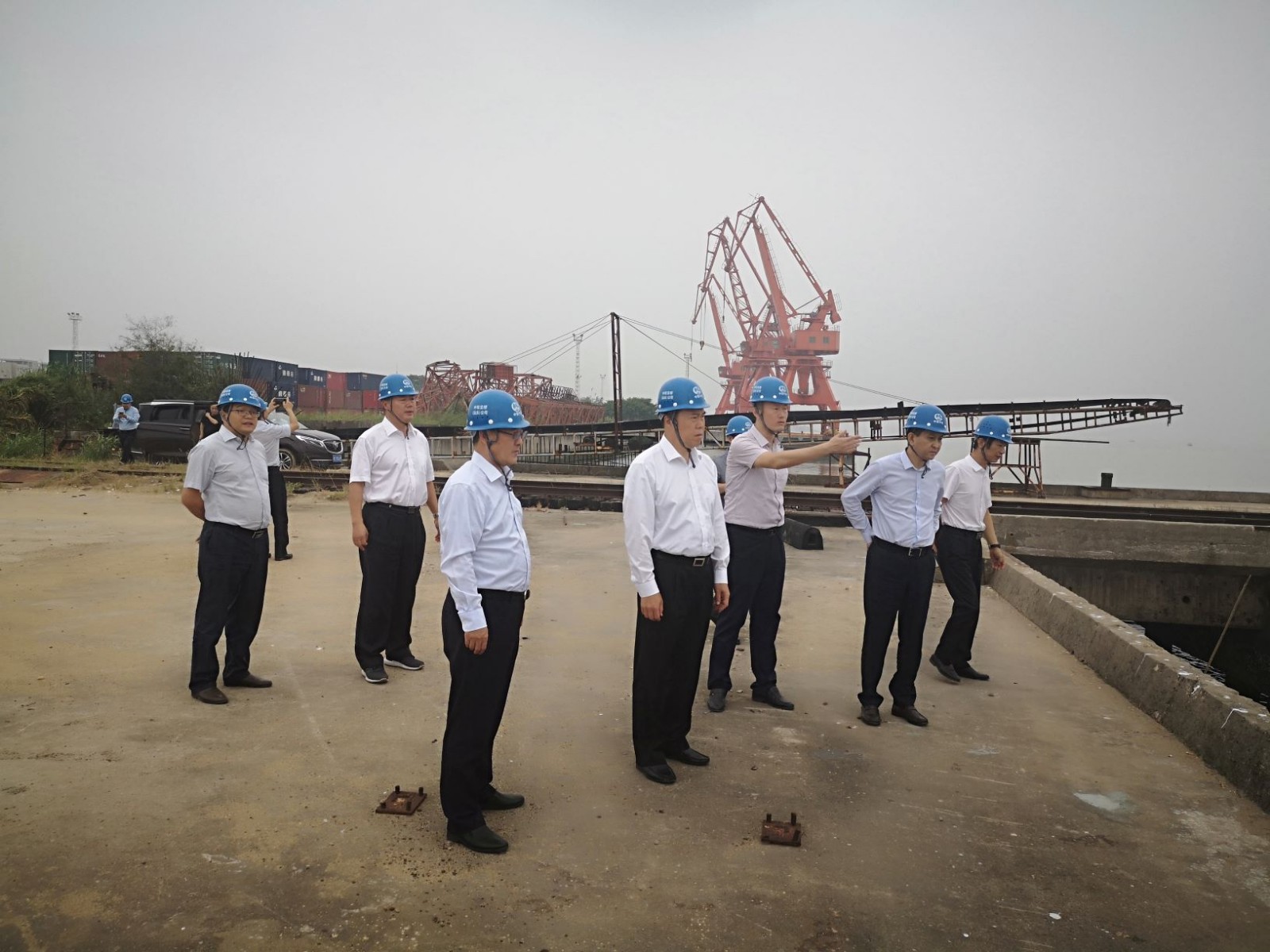 公司党委书记、董事长易铁军调研宝桥汕头公司