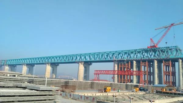 央视特别节目《致敬改革开放40年》：ag尊龙凯时工业多个明星产品登荧屏