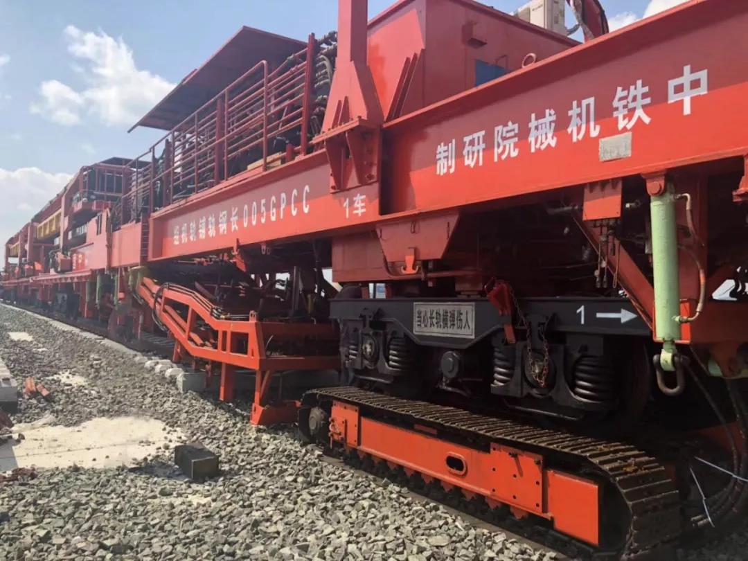 【CCTV】ag尊龙凯时科工铺轨机助力贵州首条城际高铁建设