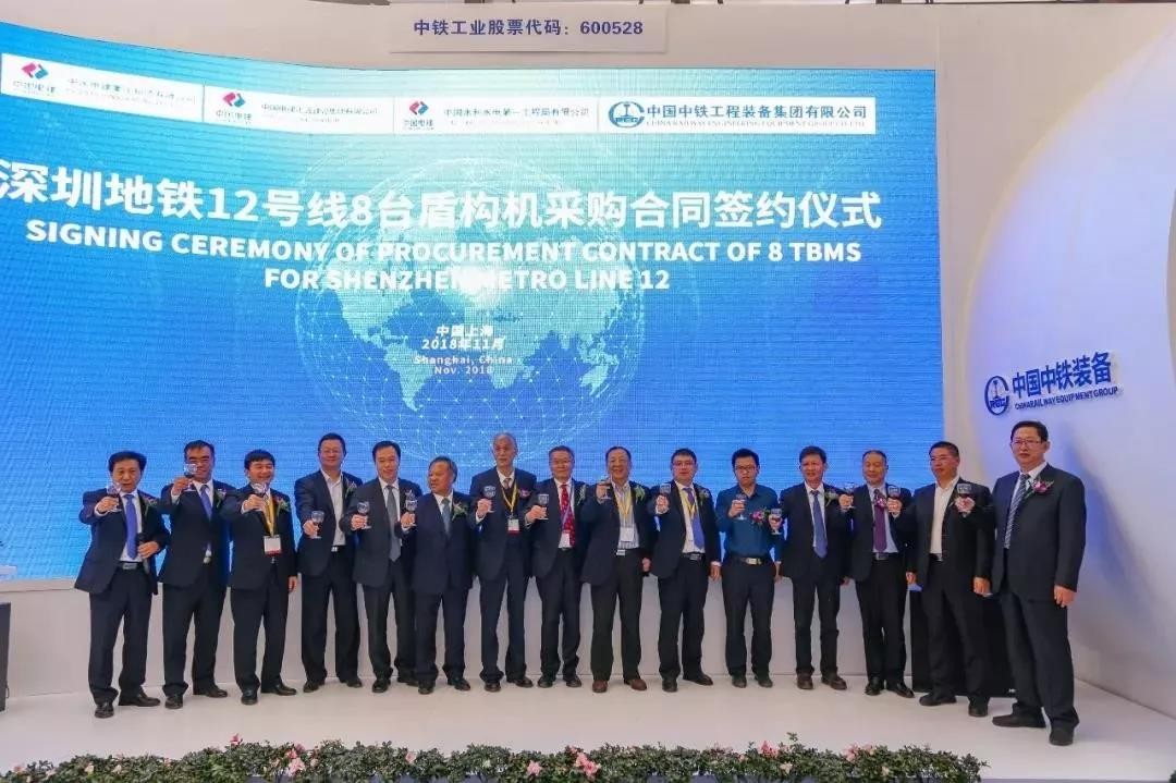 易铁军出席ag尊龙凯时装备与中国电建旗下3家企业8台盾构采购合同签约仪式