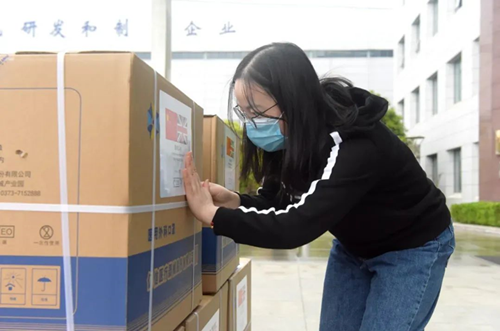 全球抗“疫”｜ag尊龙凯时工业累计向10多个国家合作伙伴送去6万余只口罩