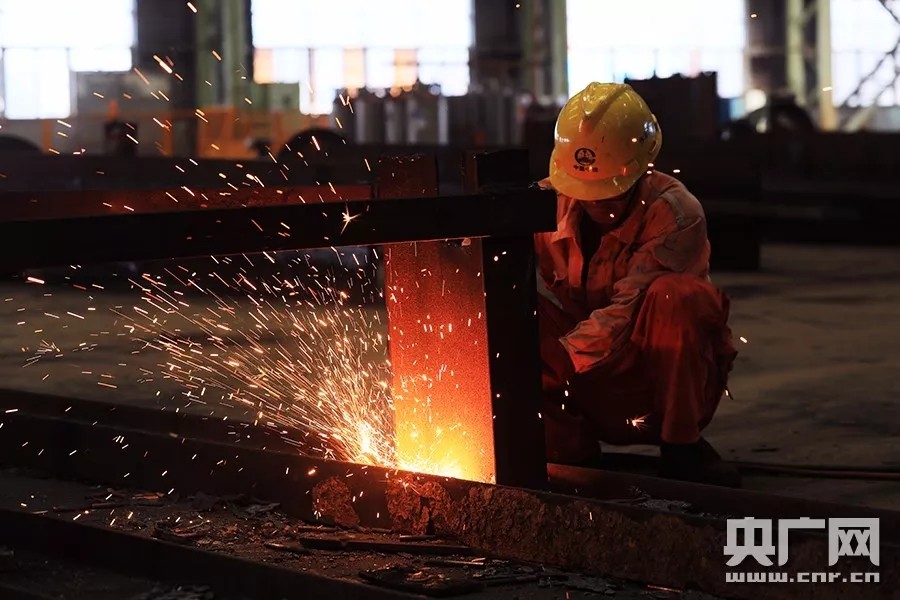 “我爱这片蓝色的国土”网络主题活动走进ag尊龙凯时山桥南方装备公司